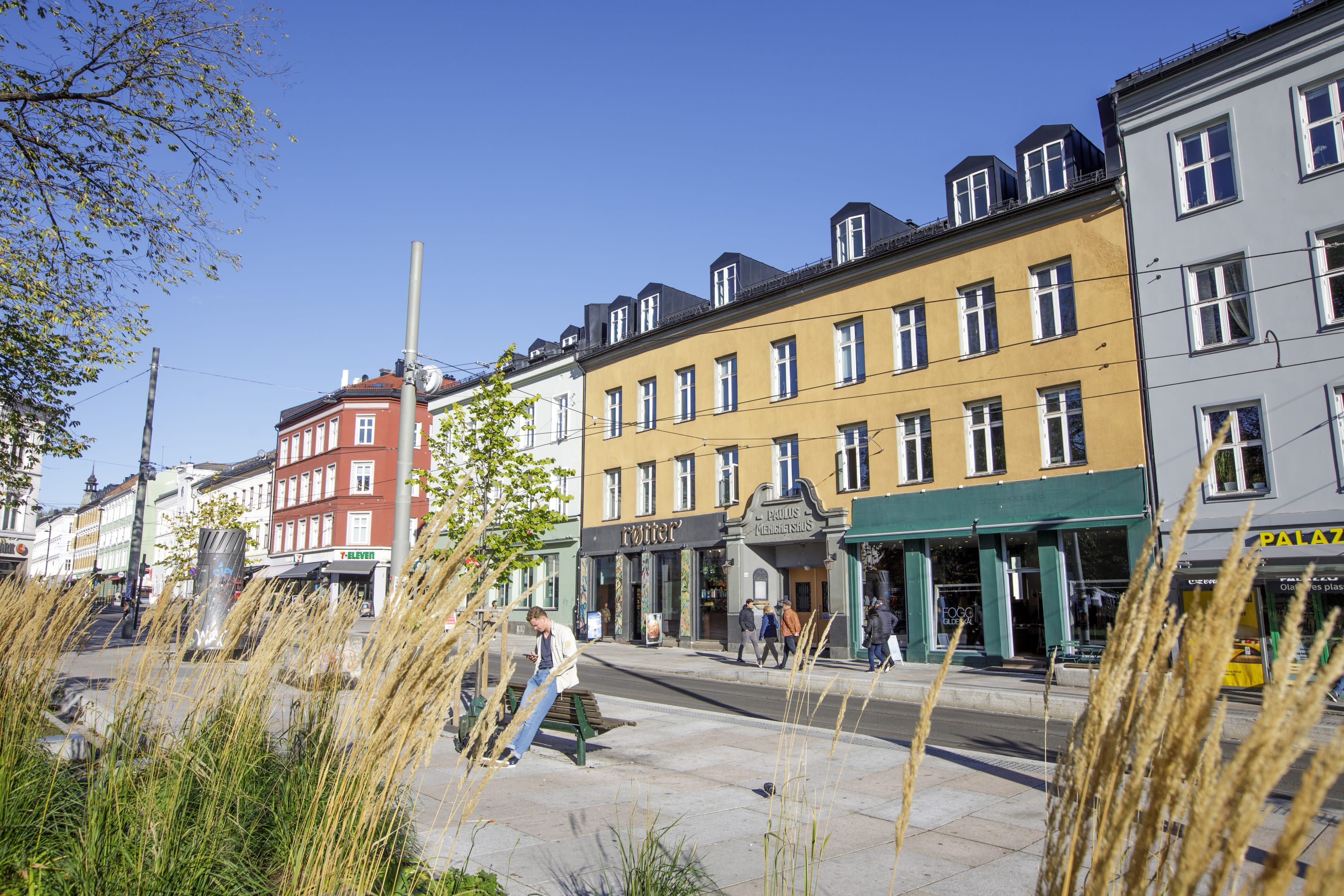 Olaf Ryes Plass bilde av fasadebygg tatt fra gate dagtid